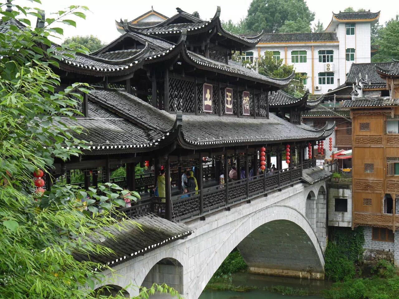 一座掛在瀑布上的古鎮(zhèn)，水靈地靈芙蓉鎮(zhèn)