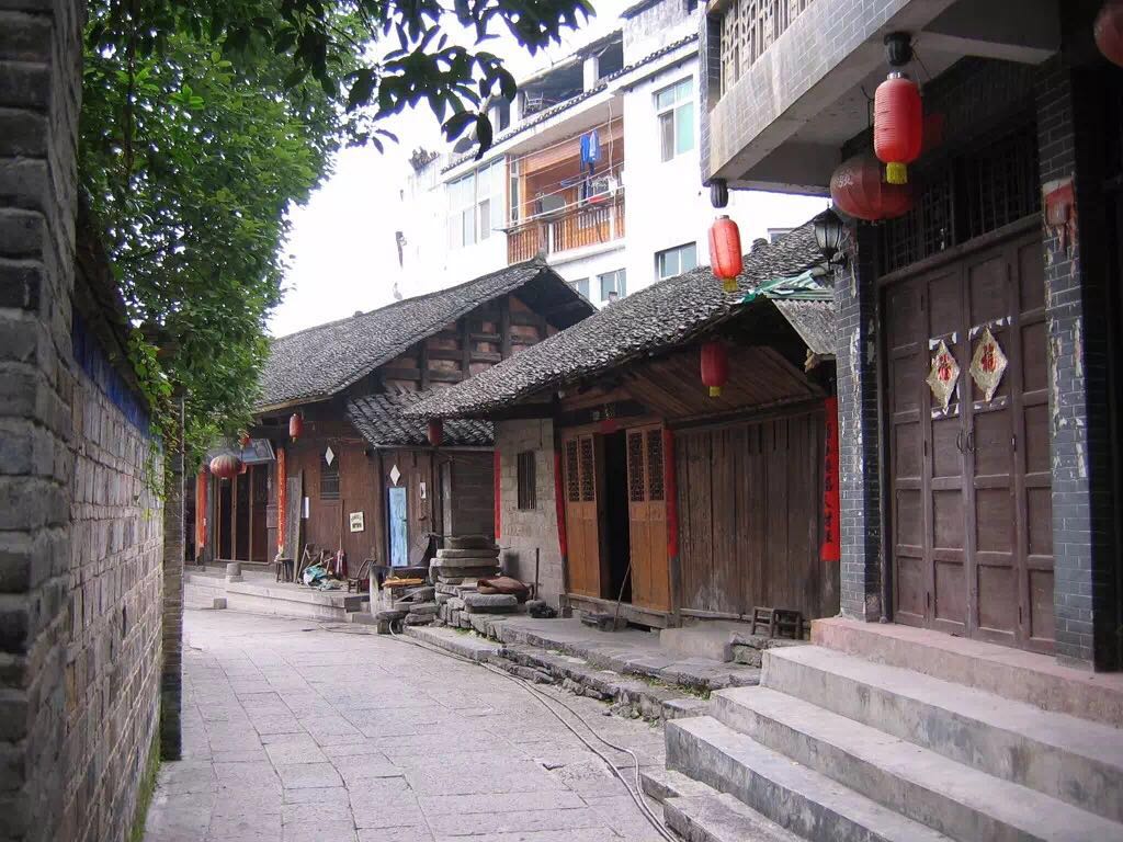 一座掛在瀑布上的古鎮(zhèn)，水靈地靈芙蓉鎮(zhèn)