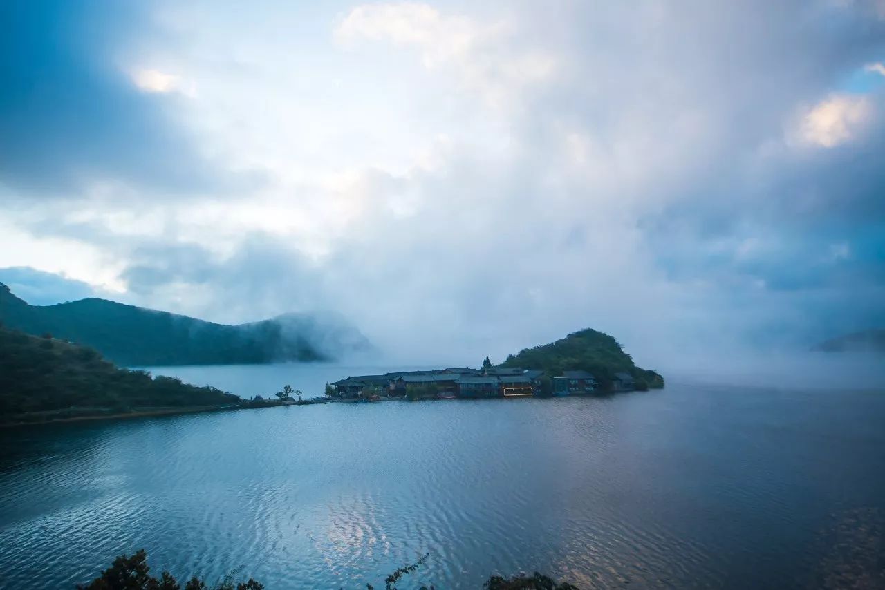 瀘沽湖·野火集，時(shí)光匆忙別錯(cuò)過年輕的瘋狂
