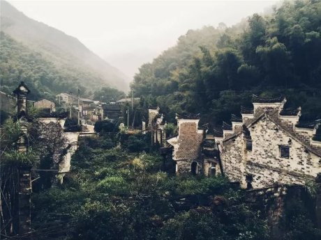 棲霞山居，溪流環(huán)繞在古村落捕魚看霞光