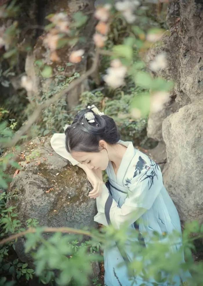 華裳佳人，著漢服踏春而行