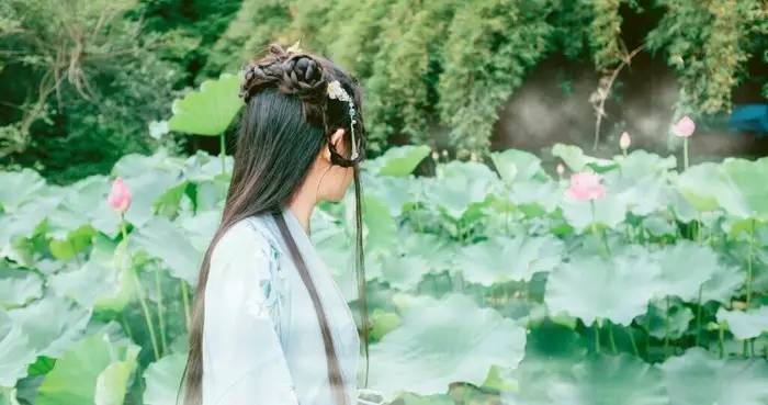 華裳佳人，著漢服踏春而行