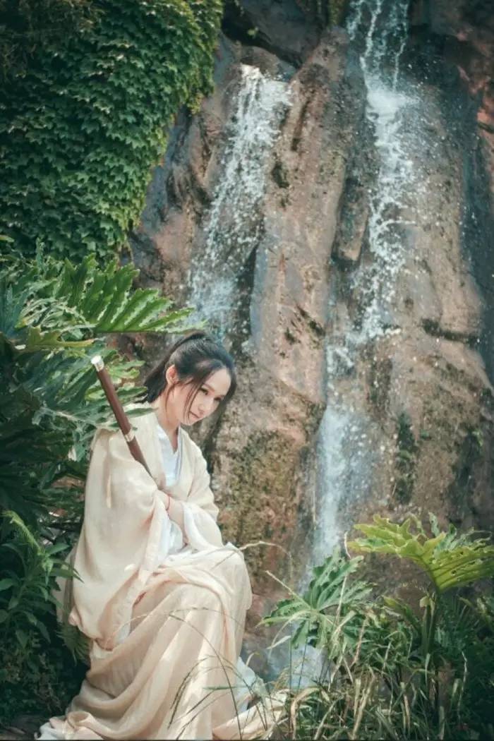華裳佳人，著漢服踏春而行