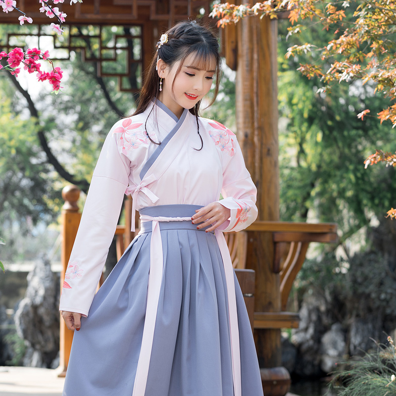 日常改良交領刺繡漢服，優(yōu)雅民族風漢服圖片
