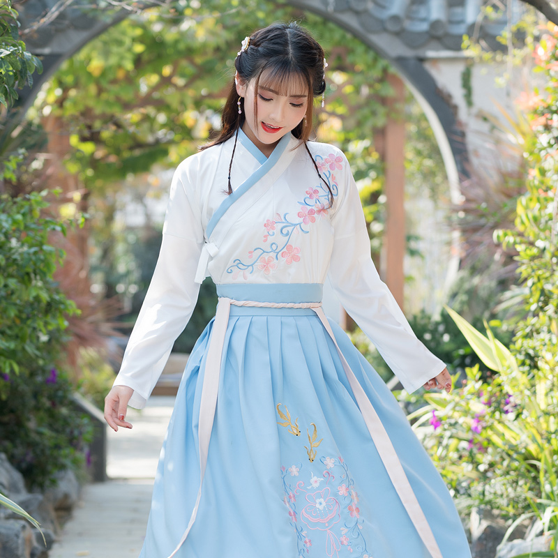 藍白古裝繡花漢服，改良漢服斜交齊腰襦裙