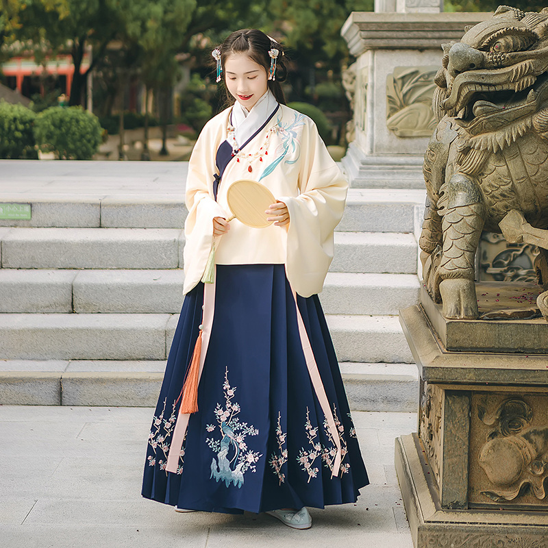 寒梅山石靈鳥繡花漢服，藏藍(lán)色傳統(tǒng)漢服