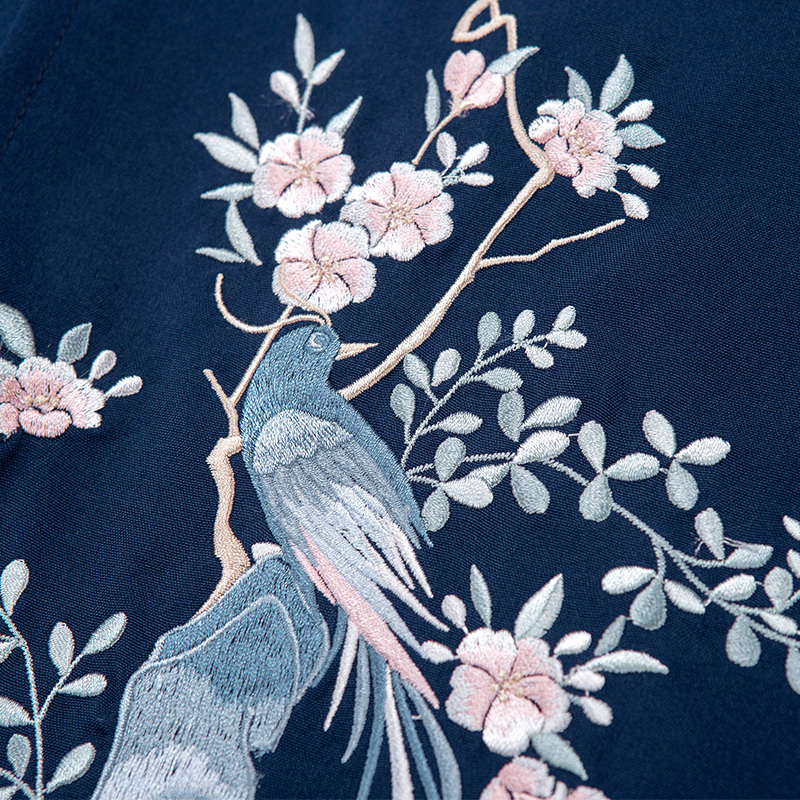 寒梅山石靈鳥繡花漢服，藏藍(lán)色傳統(tǒng)漢服