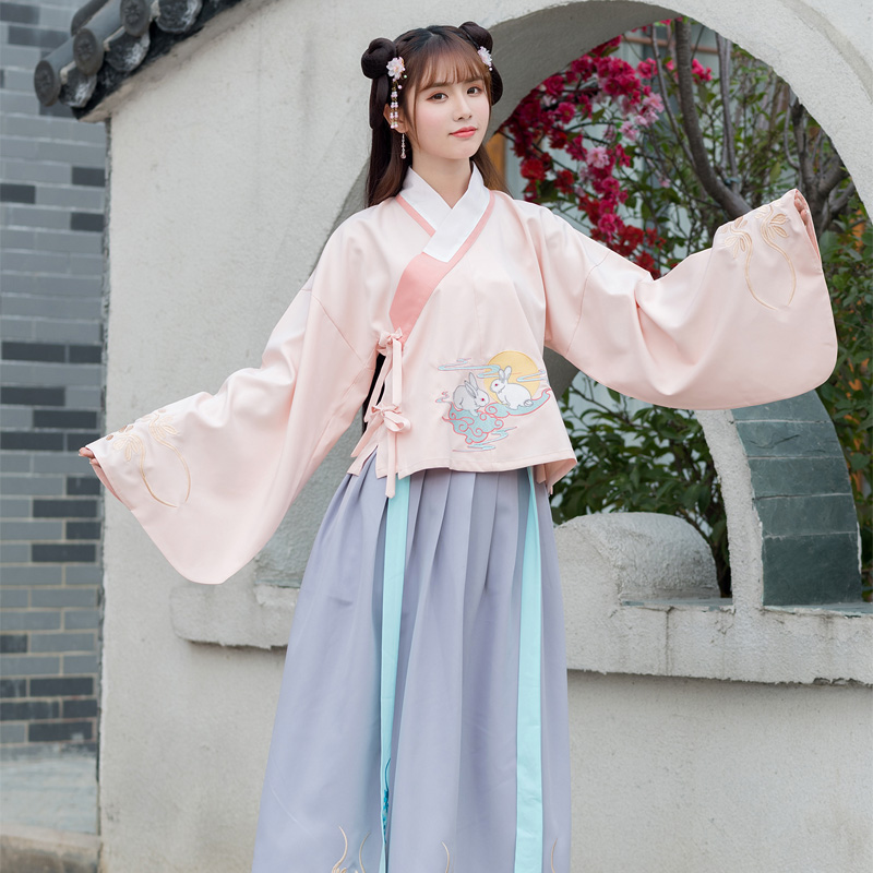 玉兔圖案傳統(tǒng)漢服，改良交領(lǐng)襖裙襦裙?jié)h服