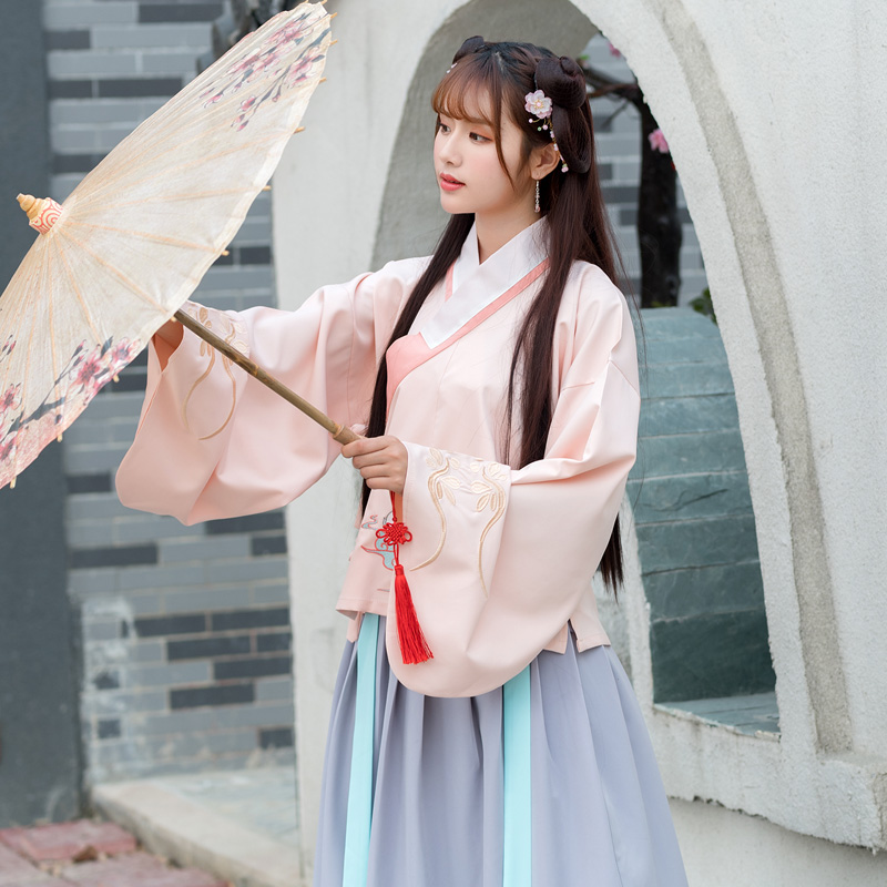 玉兔圖案傳統(tǒng)漢服，改良交領(lǐng)襖裙襦裙?jié)h服
