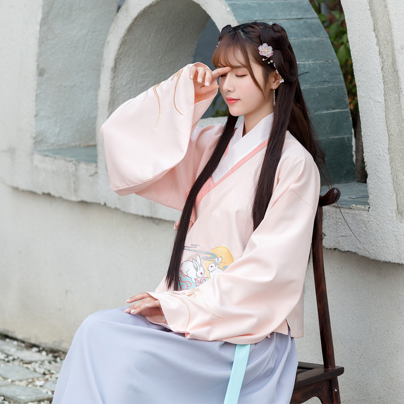 玉兔圖案傳統(tǒng)漢服，改良交領(lǐng)襖裙襦裙?jié)h服