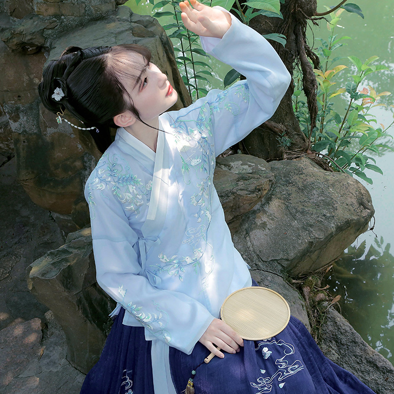 卿辭刺繡藍色典雅漢服，清新交領襦裙?jié)h服