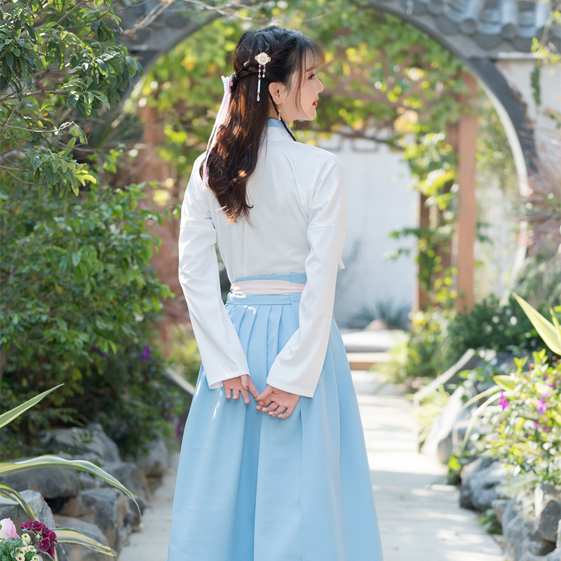 藍白古裝繡花漢服，改良漢服斜交齊腰襦裙