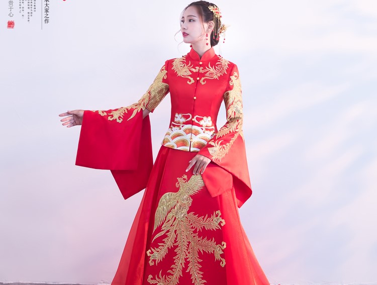 金色鳳凰刺繡新娘結(jié)婚禮服，奢華拖尾中式禮服