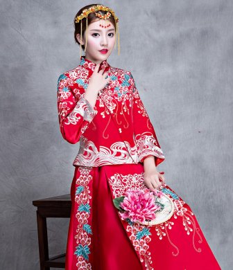 漫天繁花刺繡中式禮服，新娘結(jié)婚禮服