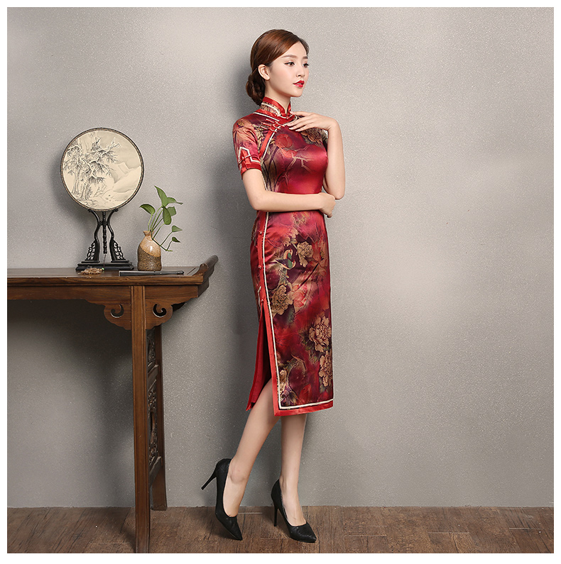 紅色復(fù)古風(fēng)情旗袍，短袖印花旗袍裙