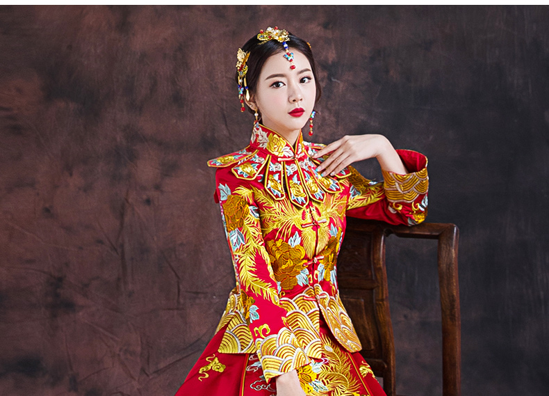 紅色長款拖尾中式禮服，精美刺繡新娘結婚禮服