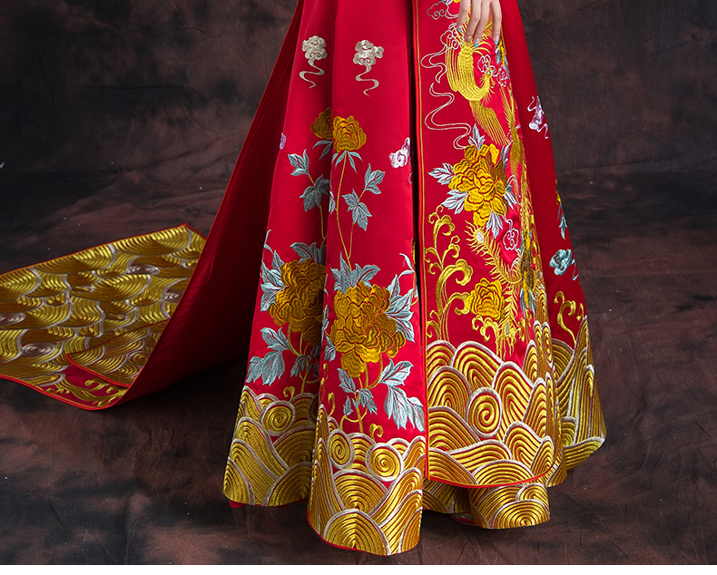 紅色長款拖尾中式禮服，精美刺繡新娘結婚禮服