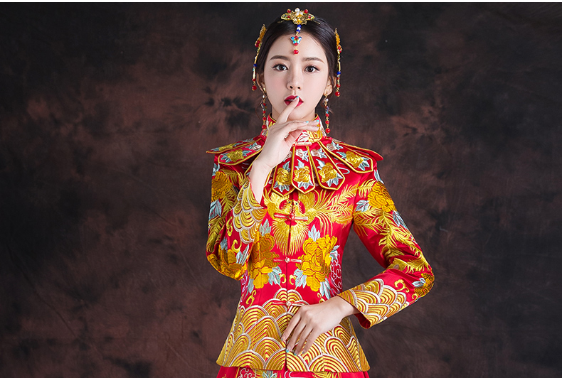 紅色長款拖尾中式禮服，精美刺繡新娘結婚禮服