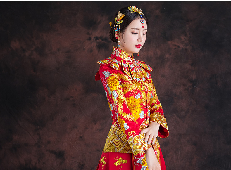 紅色長款拖尾中式禮服，精美刺繡新娘結婚禮服
