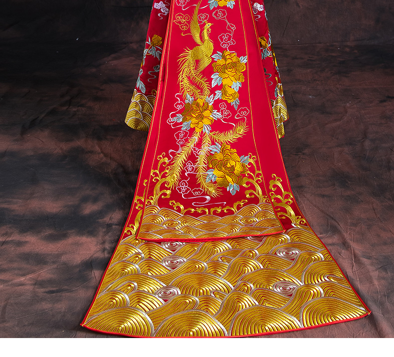 紅色長款拖尾中式禮服，精美刺繡新娘結婚禮服