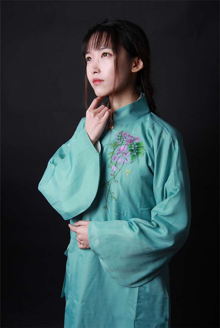 傳統(tǒng)復(fù)古立領(lǐng)長(zhǎng)袖繡花上衣外套