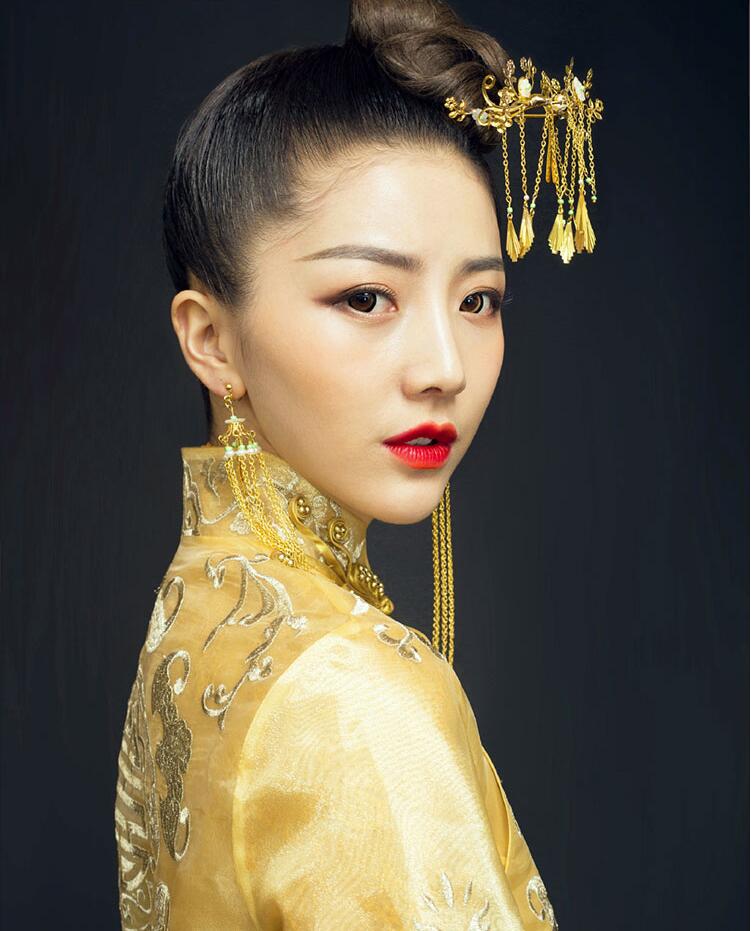 中國風(fēng)刺繡嫁衣中式禮服圖片