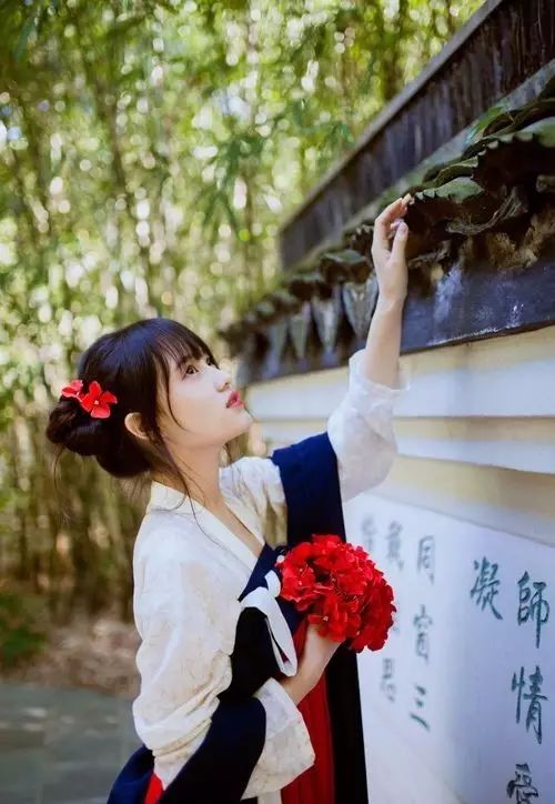 古裝攝影，山際見來(lái)煙，竹中窺落日