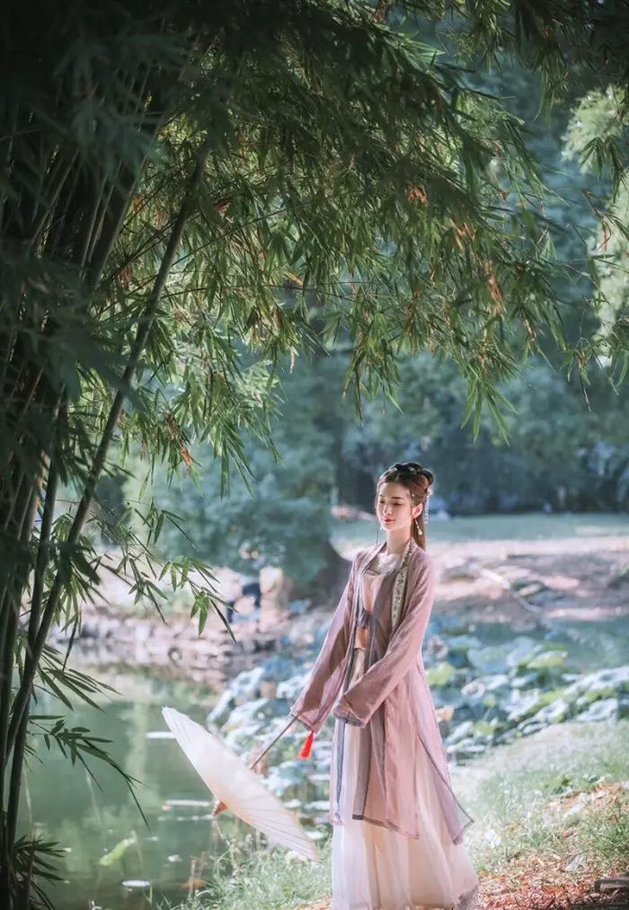 古裝攝影，山際見來(lái)煙，竹中窺落日