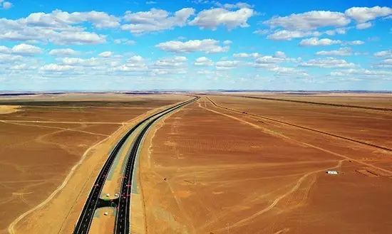 十條最適合自駕出游的中國風(fēng)景公路，一路美景
