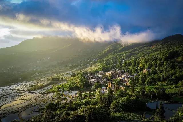 十條最適合自駕出游的中國風(fēng)景公路，一路美景