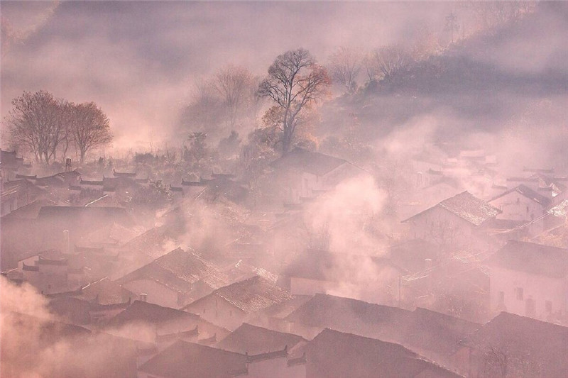 山中那絕美田園村落的景色