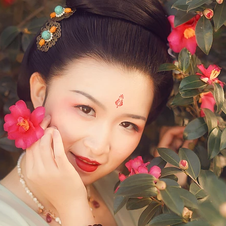 嬌艷紅花帶團(tuán)扇女生頭像：唯美古風(fēng)真人頭像