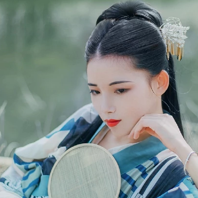 佳人在水持傘女生頭像，唯美古風真人頭像