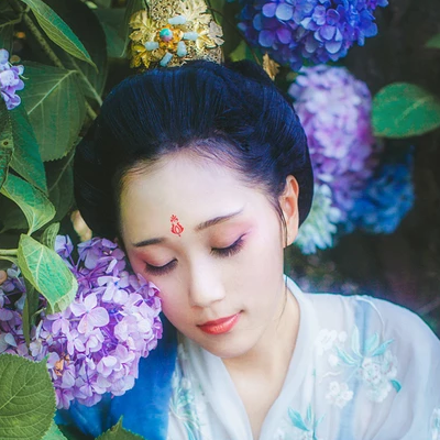 藍(lán)顏花艷帶傘女生頭像，唯美古風(fēng)真人頭像