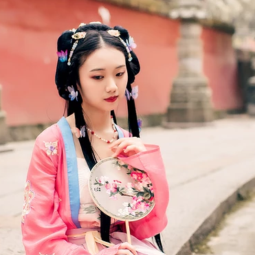 殷紅帶團扇女生頭像，唯美古風真人頭像