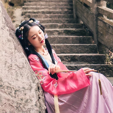 殷紅帶團扇女生頭像，唯美古風真人頭像