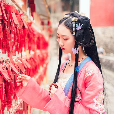殷紅帶團扇女生頭像，唯美古風真人頭像