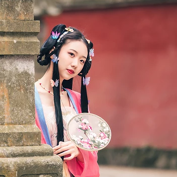 殷紅帶團扇女生頭像，唯美古風真人頭像