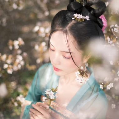 唯美古風(fēng)真人頭像：花影美人女生頭像