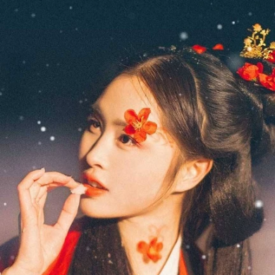 紅梅拂面女生頭像，唯美古風(fēng)真人頭像