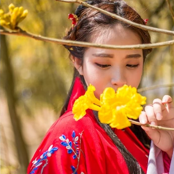 嬌艷花朵紅衣女生頭像，唯美古風真人頭像