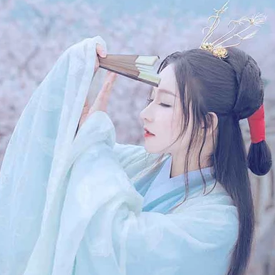 淡雅櫻花帶折扇女生頭像，唯美古風(fēng)真人頭像