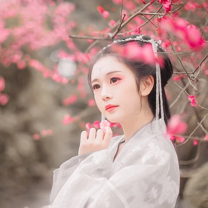 滿溢花香文藝女生頭像，唯美古風真人頭像
