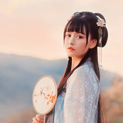 古典優(yōu)雅帶團扇女生頭像，唯美古風真人頭像