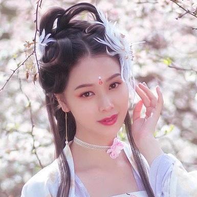 粉色桃花拂面帶團(tuán)扇女生頭像，唯美古風(fēng)真人頭