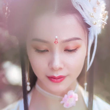 粉色桃花拂面帶團(tuán)扇女生頭像，唯美古風(fēng)真人頭