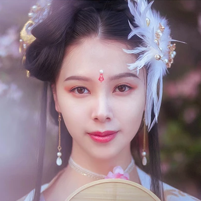 粉色桃花拂面帶團(tuán)扇女生頭像，唯美古風(fēng)真人頭