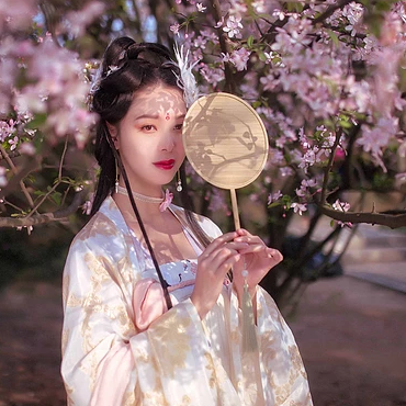 粉色桃花拂面帶團(tuán)扇女生頭像，唯美古風(fēng)真人頭