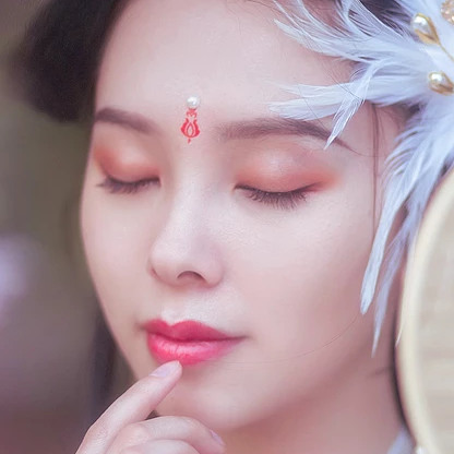 粉色桃花拂面帶團(tuán)扇女生頭像，唯美古風(fēng)真人頭