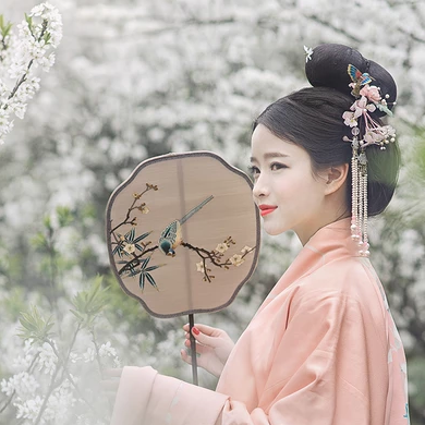 花林粉衣帶團扇女生頭像，唯美古風真人頭像